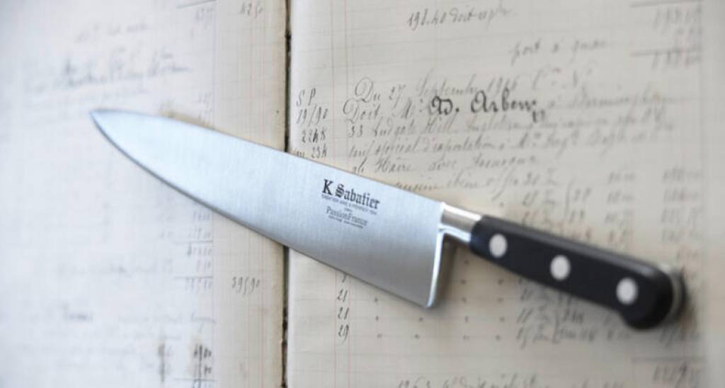Les erreurs à éviter avec un couteau sabatier pour le garder toute une vie